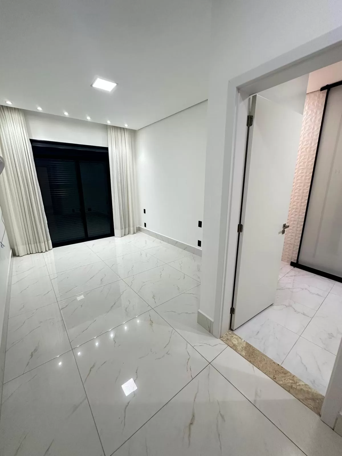 Casa Térrea de Esquina para Locação com 3 suítes e piscina em Votorantim/SP no Condomínio Alphaville Nova Esplanada
